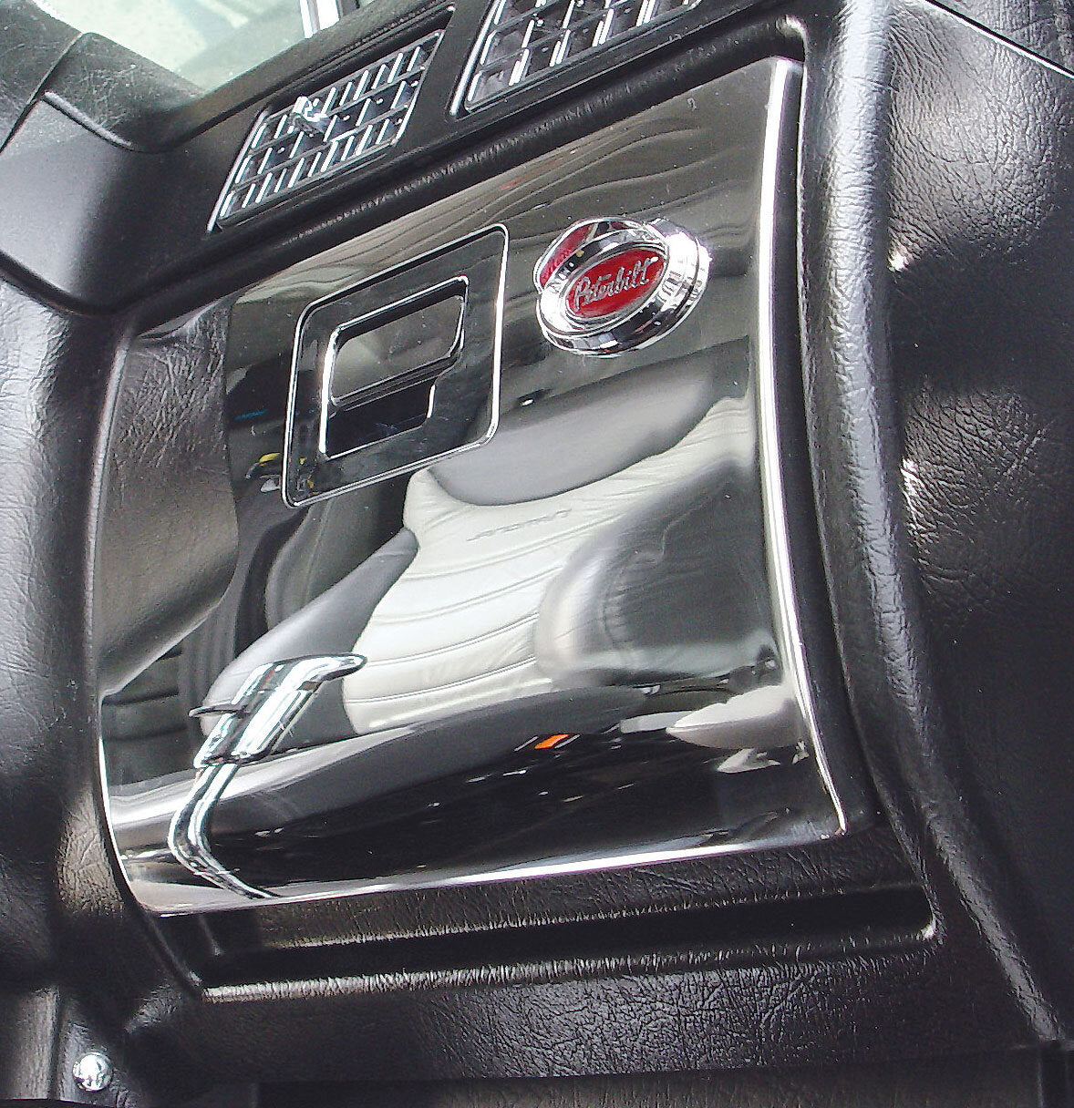 2001-2005 Fits Peterbilt 379, 389, 388, 387, 386, 384 Stainless Glove Box Cover